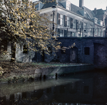 849175 Gezicht op een gedeelte van de Nieuwegracht te Utrecht, ter hoogte van de Brigittenbrug, met op de achtergrond ...